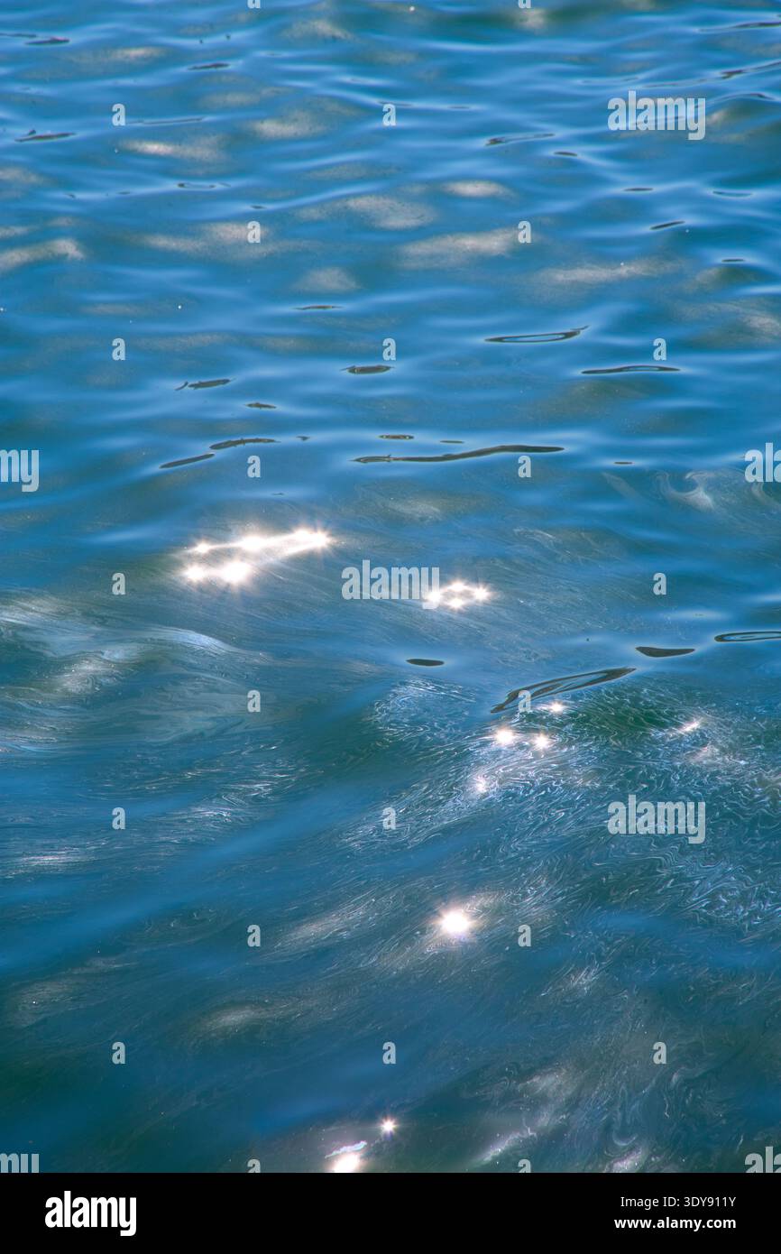 Surface d'eau bleue scintillante à Istanbul, reflétant magnifiquement la lumière du soleil. Banque D'Images