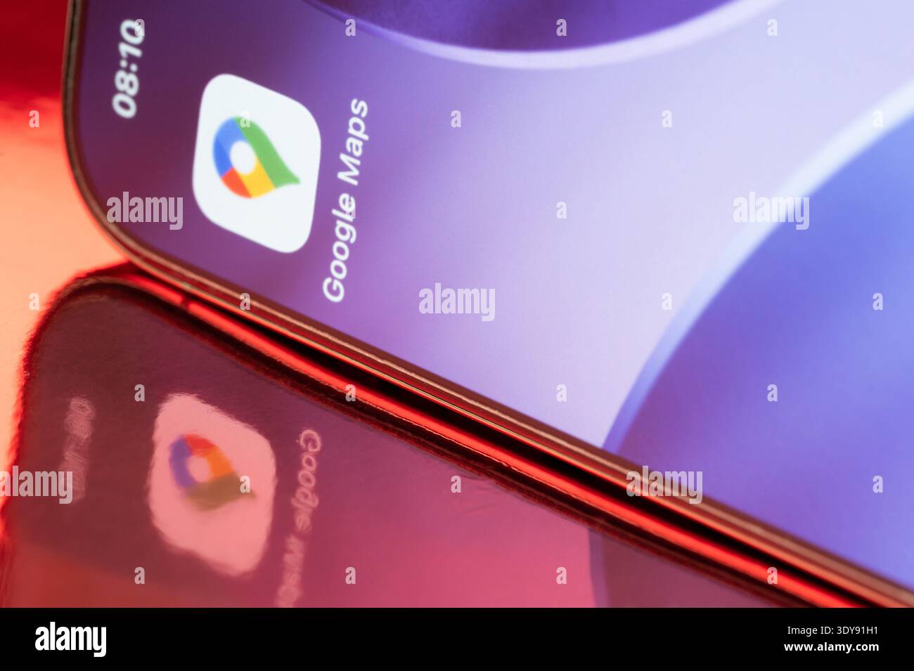 New York, États-Unis - 23 février 2026 : application d'icône Google Maps sur l'écran du smartphone gros plan avec reflet rose sur fond rose Banque D'Images