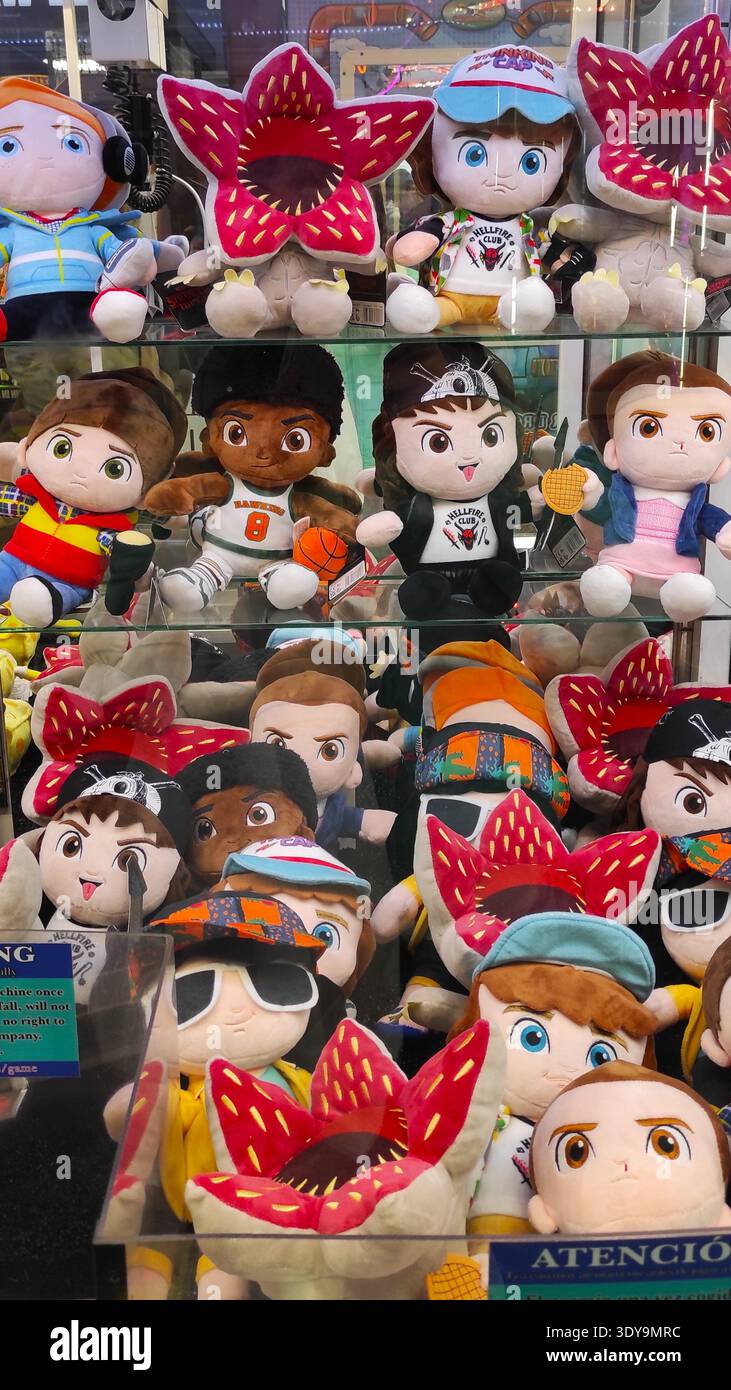Affichage coloré de personnages étrangers jouets en peluche Banque D'Images