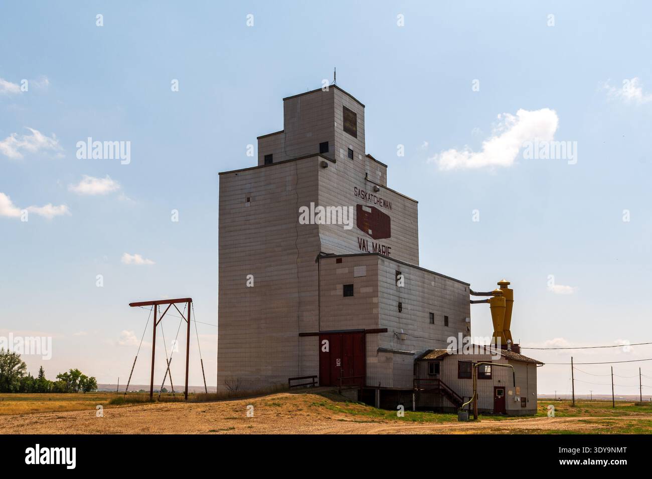 Val Marie, SK CANADA - 05 août 2024 : élévateur à grains des Prairies au-dessus du paysage de Val Marie Banque D'Images