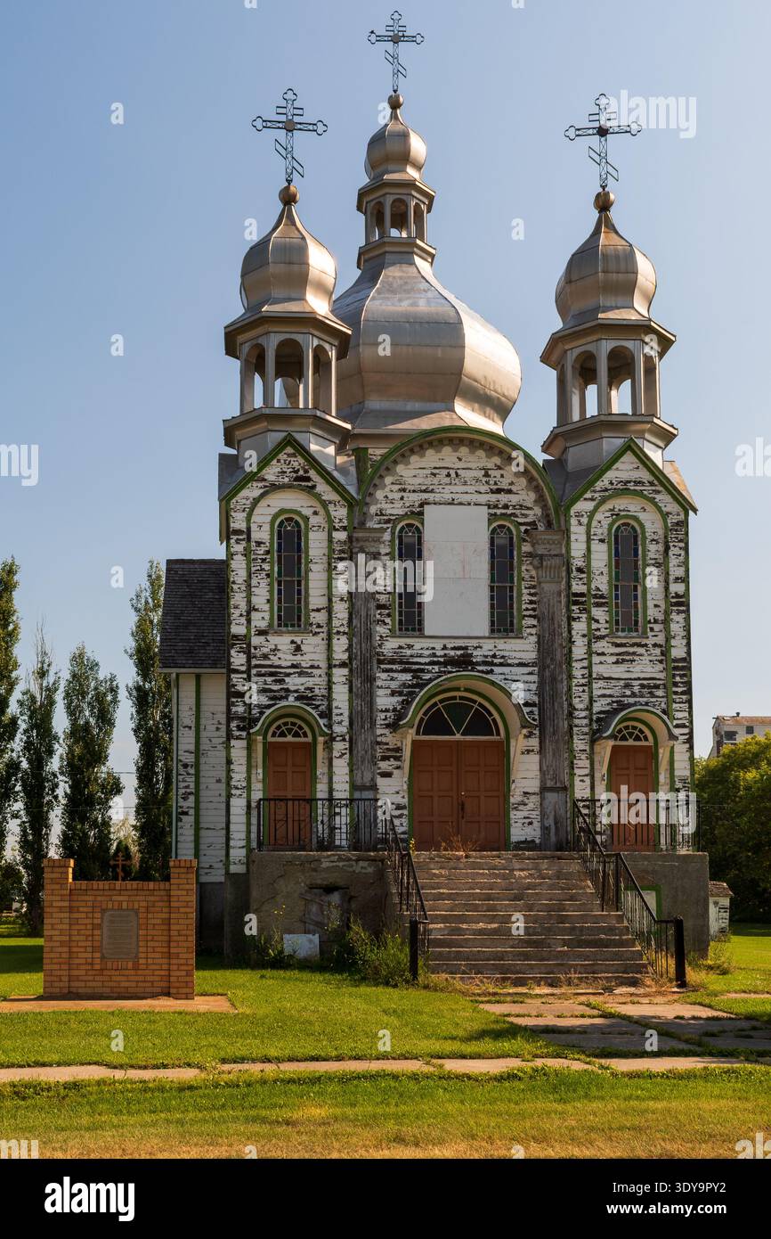 Wroxton, SK CANADA - 09 août 2024 : les détails de l'église historique de membre Elia révèlent des bardages usés et des dômes lumineux sous la lumière claire des prairies. Banque D'Images