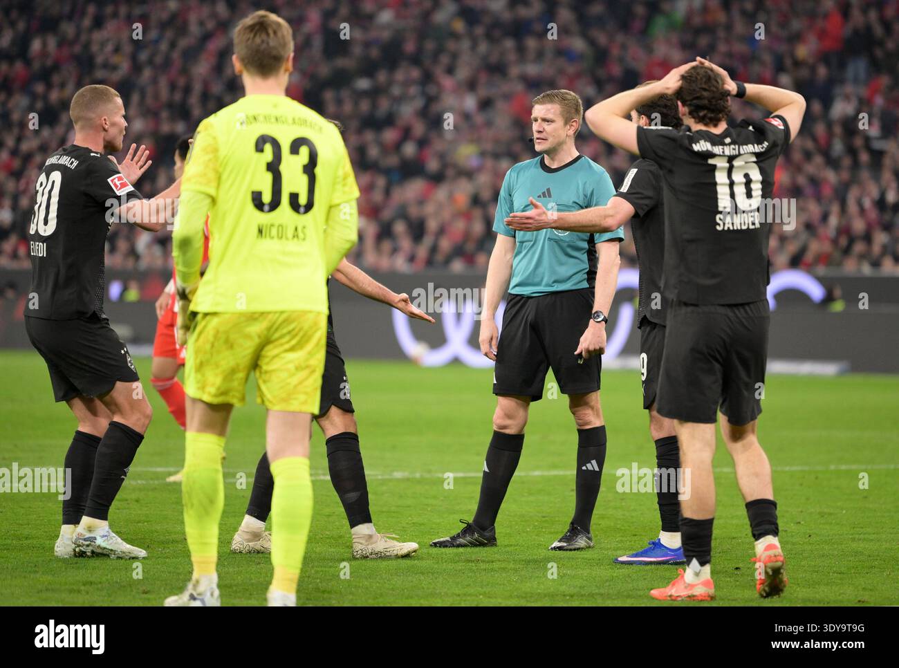 Protestation contre le carton rouge pour Rocco Reitz de gauche à droite : Nico Elvedi, gardien de but Moritz Nicolas (Gladbach), arbitre Robert Schroeder, Philipp Sander Munich, 6 mars 2026, football, Bundesliga, FC Bayern Munich - Borussia Monchengladbach Banque D'Images