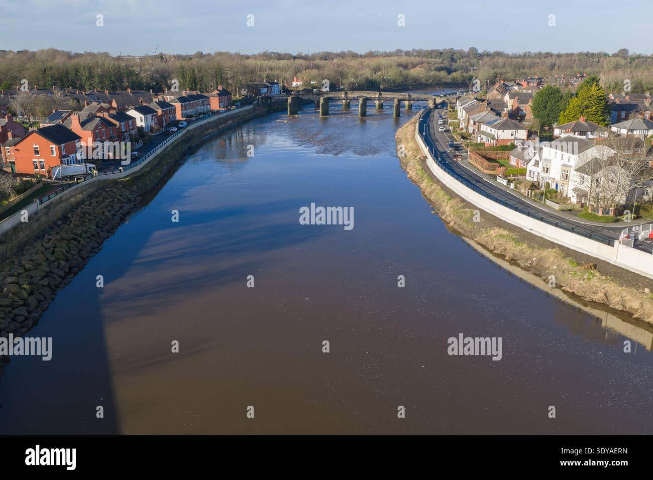 Vue aérienne du vieux pont historique de Penwortham à Preston Banque D'Images
