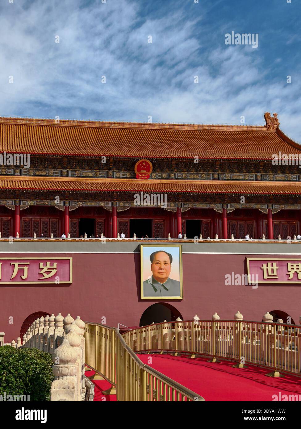 Sep 26 2025 - Pékin, Chine : une vue saisissante de la place Tiananmen à Pékin, Chine, avec un bâtiment rouge avec un toit de tuiles rouges proéminentes et or Banque D'Images
