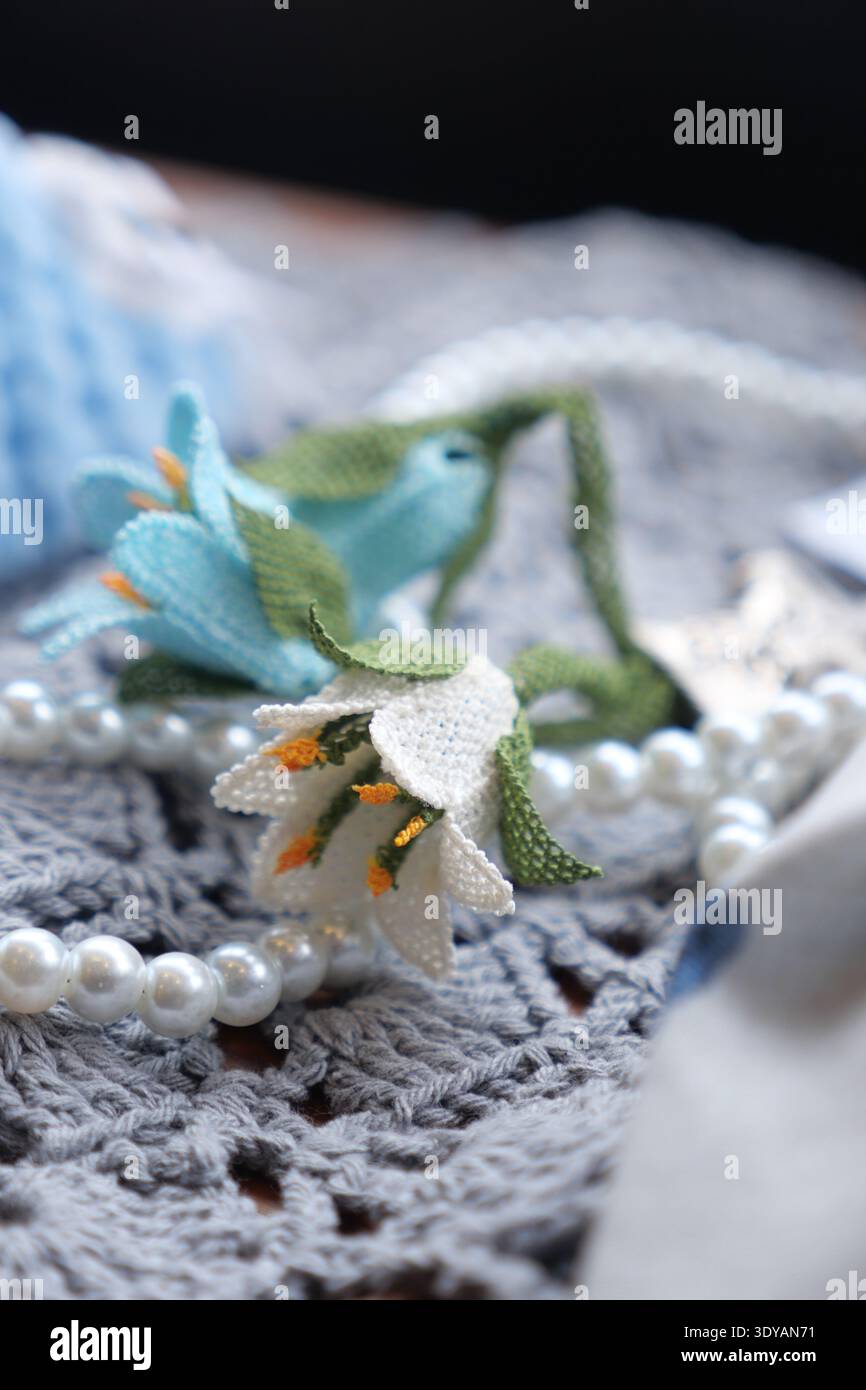 Décoration de fleur faite à la main sur un tissu de dentelle Banque D'Images