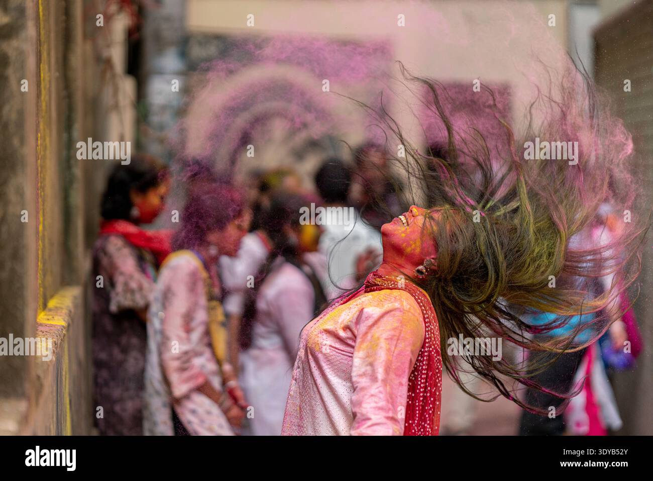 Femme joyeuse célébrant Holi avec de la poudre colorée. Holi au Bangladesh est un beau mélange de dévotion spirituelle et d'harmonie culturelle Banque D'Images