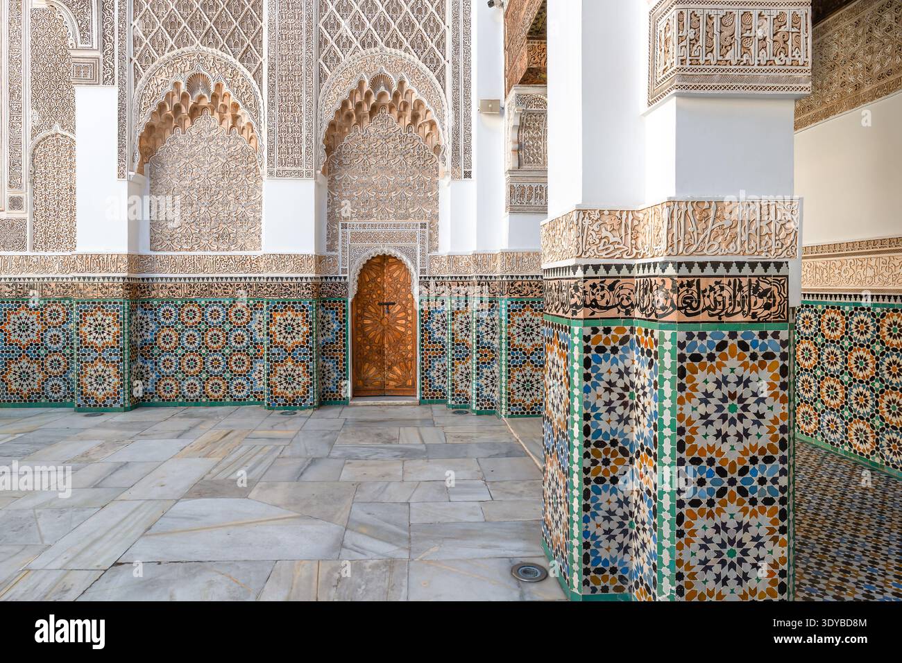 Architecture mauresque complexe de la Madrasa Ben Youssef à Marrakech, Maroc Banque D'Images