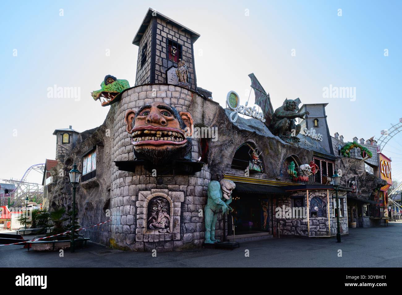 Vienne, Autriche - 6 mars 2026 : Geisterschloss ou Geisterbahn Ghost train Ride ou Horror Castle dans le parc d'attractions Wiener Prater. Banque D'Images