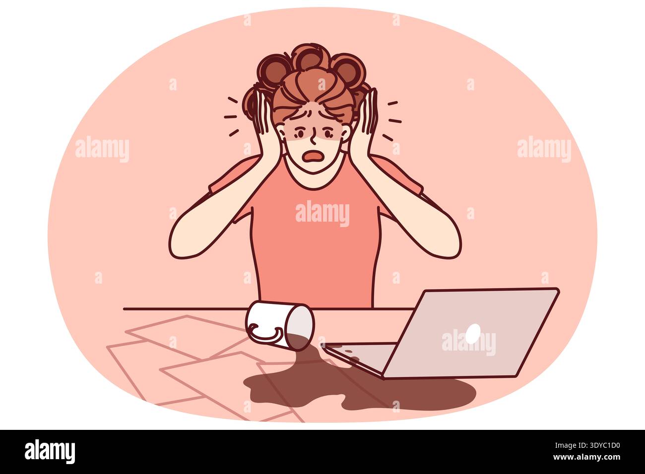 Une femme d'affaires maladroite a renversé du café sur un ordinateur portable et des documents en raison de la fatigue ou du chaos sur un ordinateur de bureau. Femme freelance hurlant café sur ordinateur et des papiers importants irrécupérables Banque D'Images
