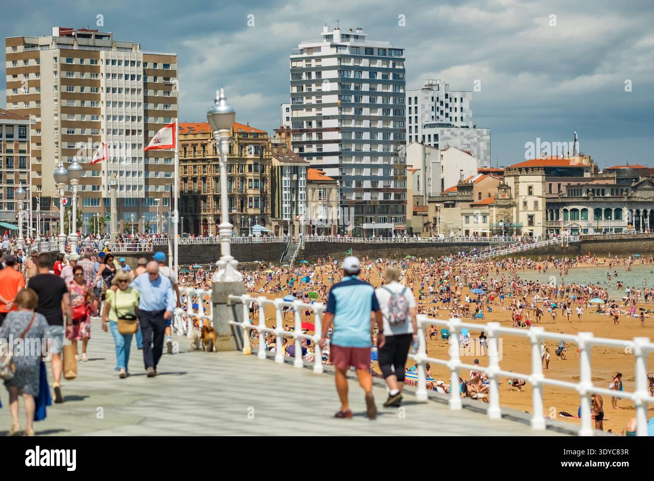 Plage bondée de San Lorenzo à Gijon Espagne Banque D'Images