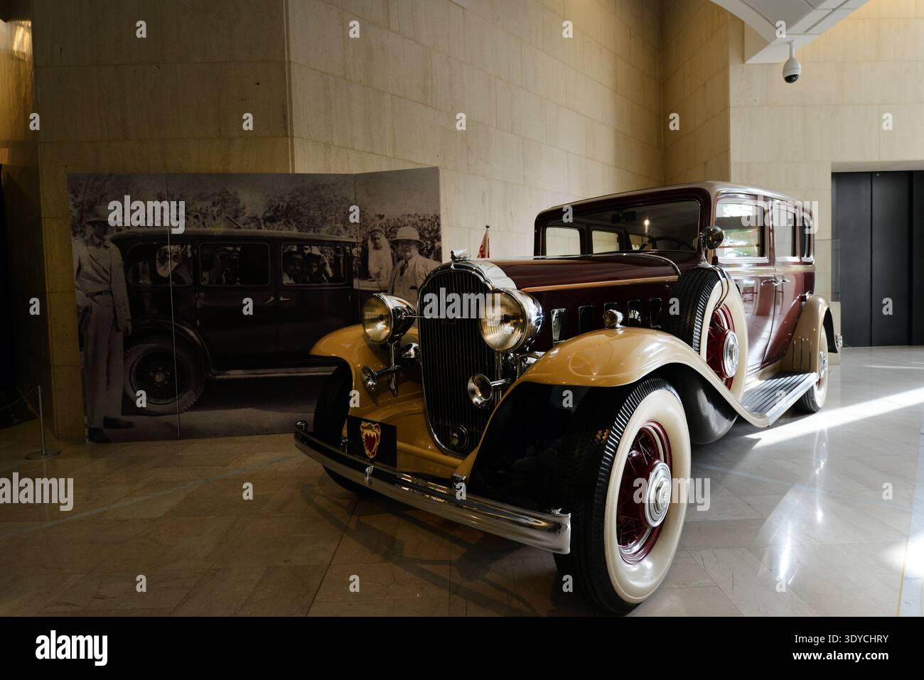 Une Buick restaurée de 1932 donnée à Isa bin Salman Al Khalifa par le gouvernement américain exposée au musée national de Bahreïn à Manama, Bahreïn. Banque D'Images