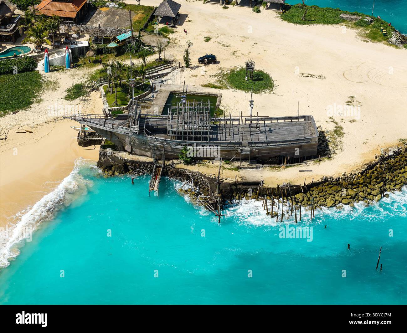 Vue aérienne par drone de la structure unique du navire en bois à Melasti Beach, Bali, Indonésie Banque D'Images