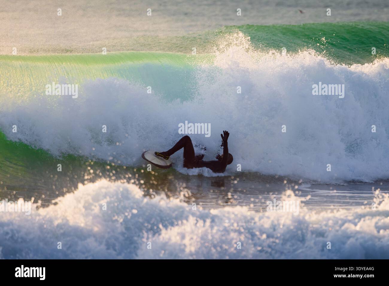 Surfeur est tombé dans une puissante vague océanique. Action de surf extrême et moment de wipout. Banque D'Images