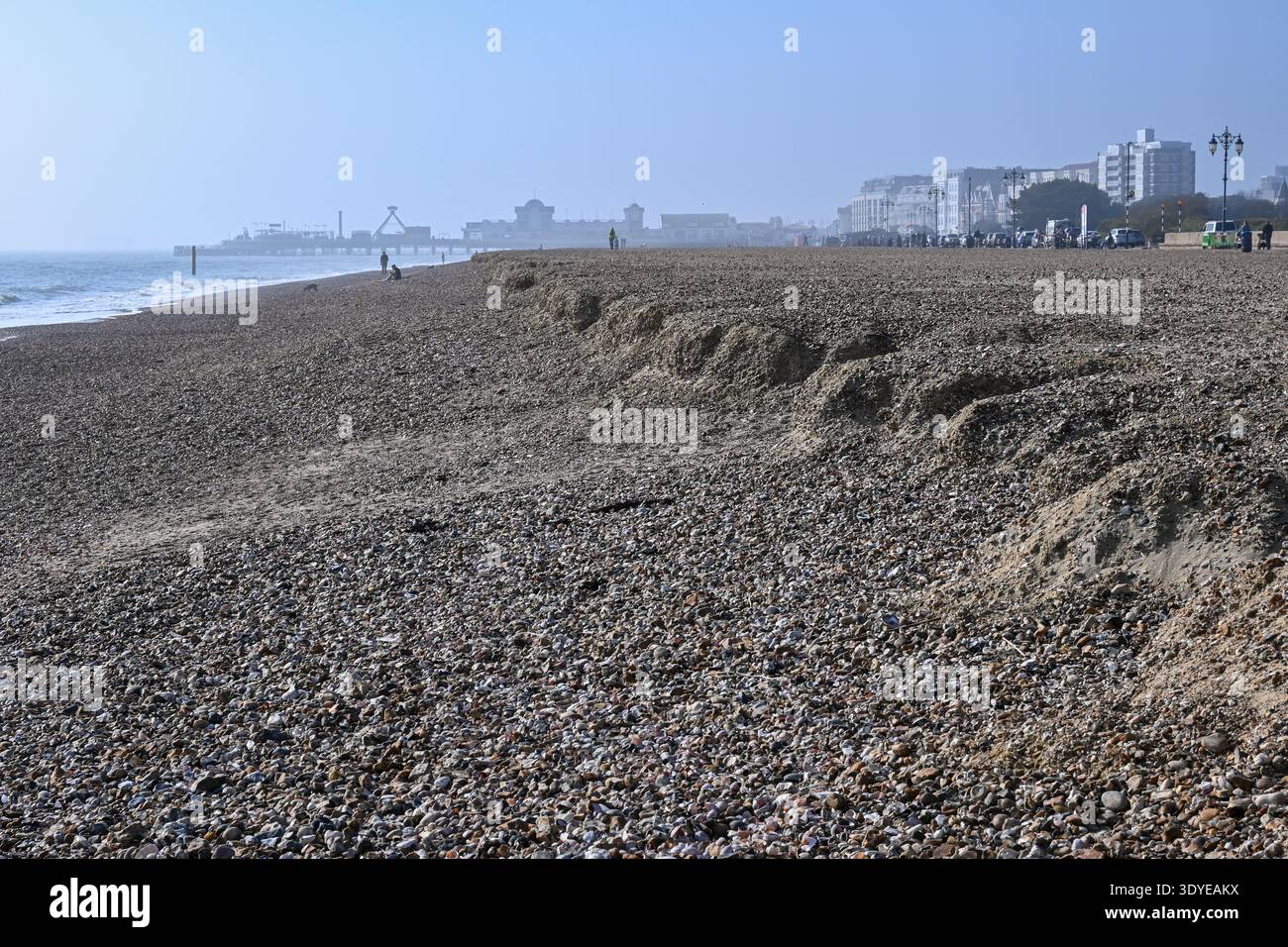 Bardeaux de défense de la mer récemment posés sur la plage de Southsea, pas installés de sorte à créer des ondulations inhabituelles et de petites corniches. Mars 2026. Banque D'Images