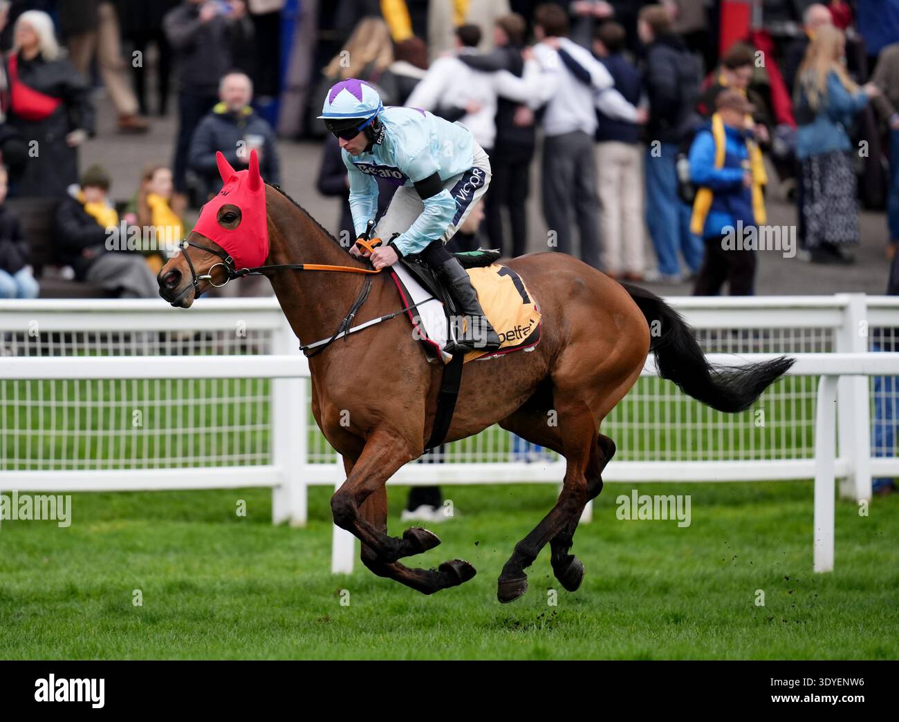 Fingle Bridge, monté par Gavin Sheehan lors de la Betfair Imperial Cup handicap Hurdle à l'hippodrome de Sandown Park. Date de la photo : samedi 7 mars 2026. Banque D'Images