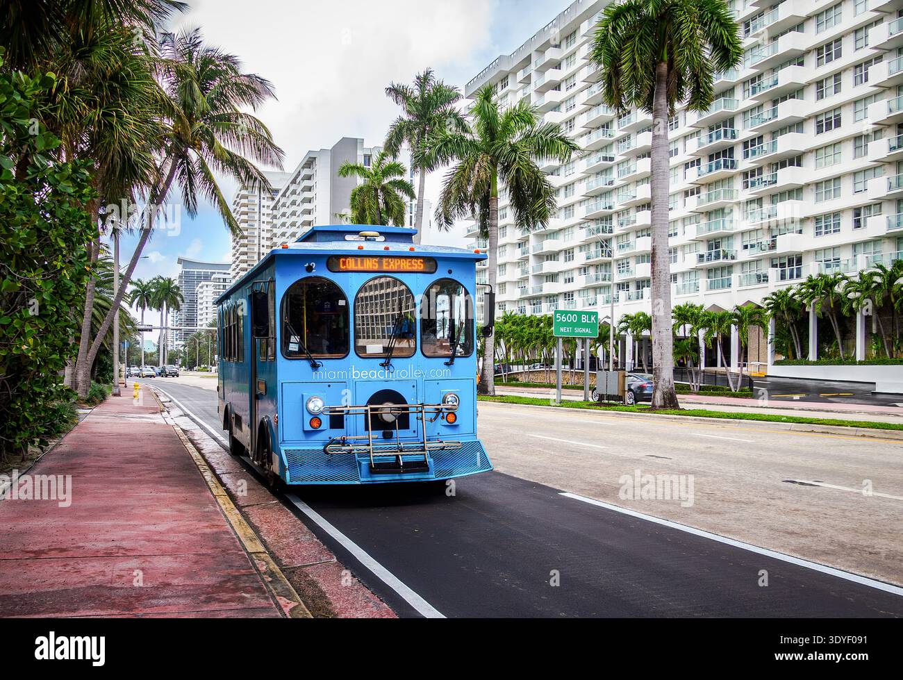 Le Free Miami Beach Trolley bleu antique voyage le long de Collins Road, Miami Beach Floride Banque D'Images