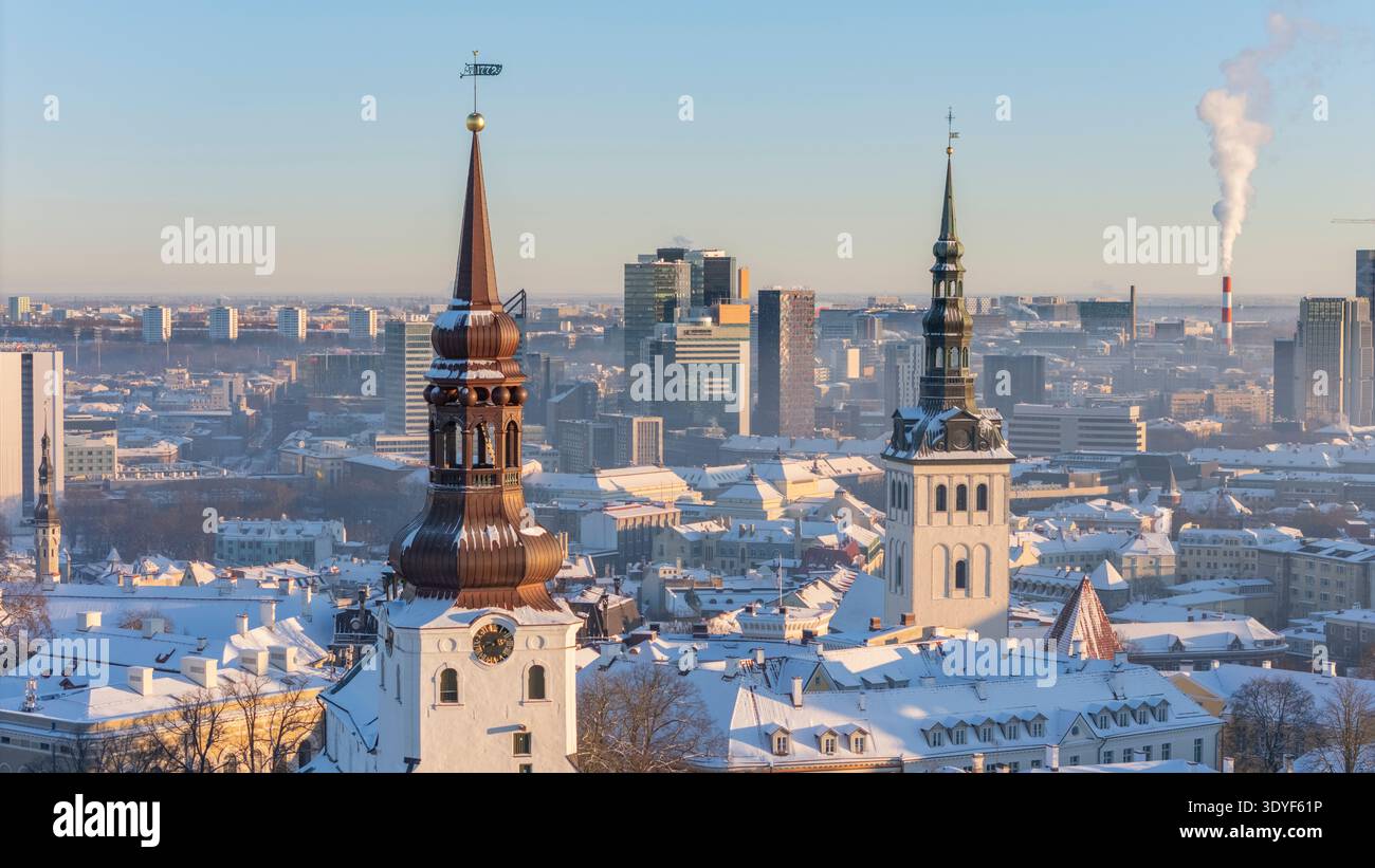 Vue aérienne par drone sur la vieille ville de Tallinn, Estonie par une journée d'hiver froide et brillante Banque D'Images
