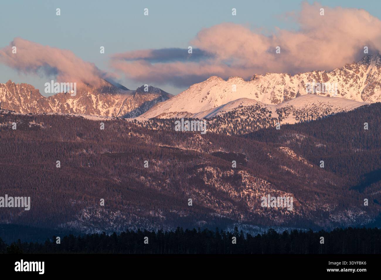 La tempête de neige du milieu de l'hiver sur la chaîne de montagnes Indian Peaks, fournit une toile de fond mystérieuse dramatique au-dessus de la vallée du Fraser. Banque D'Images
