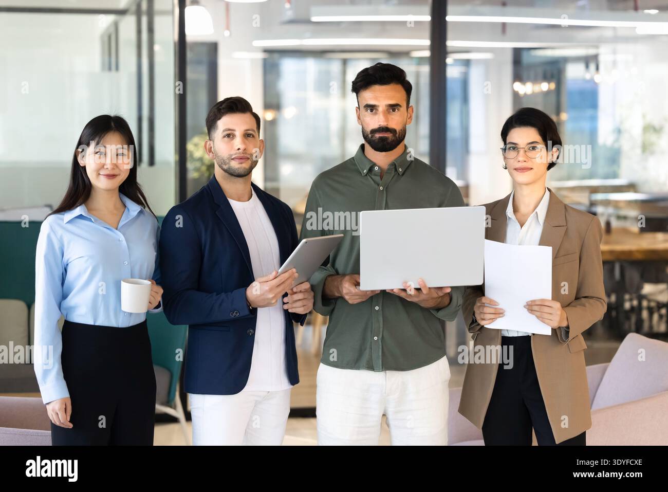 Groupe de professionnels regardant la caméra dans le bureau Banque D'Images