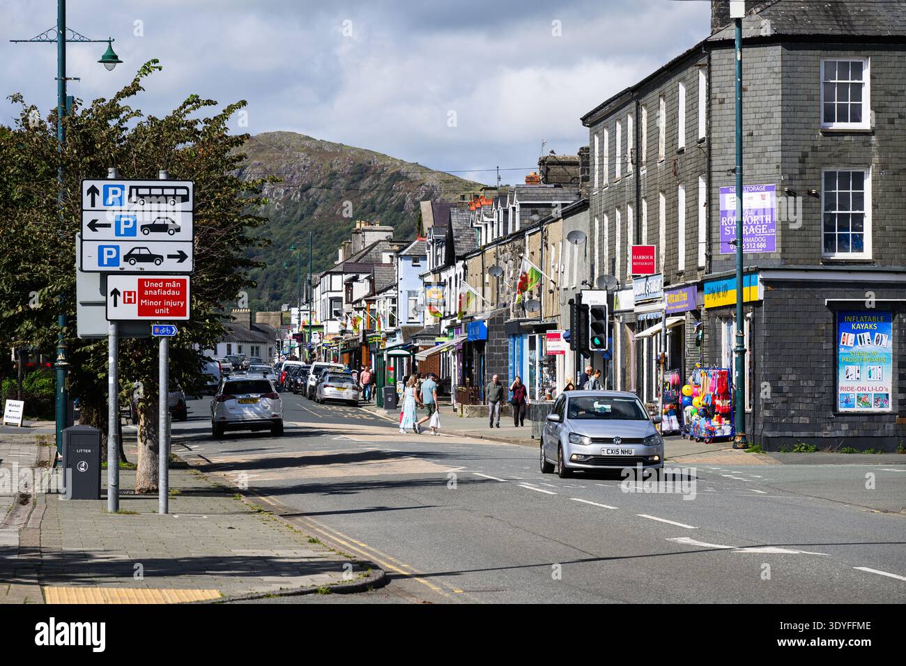 Porthmadog, pays de Galles, Royaume-Uni - 5 septembre 2025 ; vue sur le paysage urbain le long de High Street à Porthmadog North Wales en été Banque D'Images