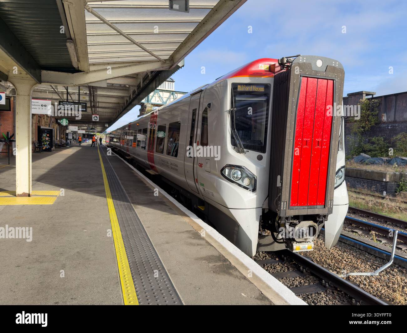 Shrewsbury, Angleterre, Royaume-Uni - 9 septembre 2025 ; transport pour le train diesel de voyageurs du pays de Galles vers Milford Haven à la plate-forme 7 de Shrewsbury Banque D'Images