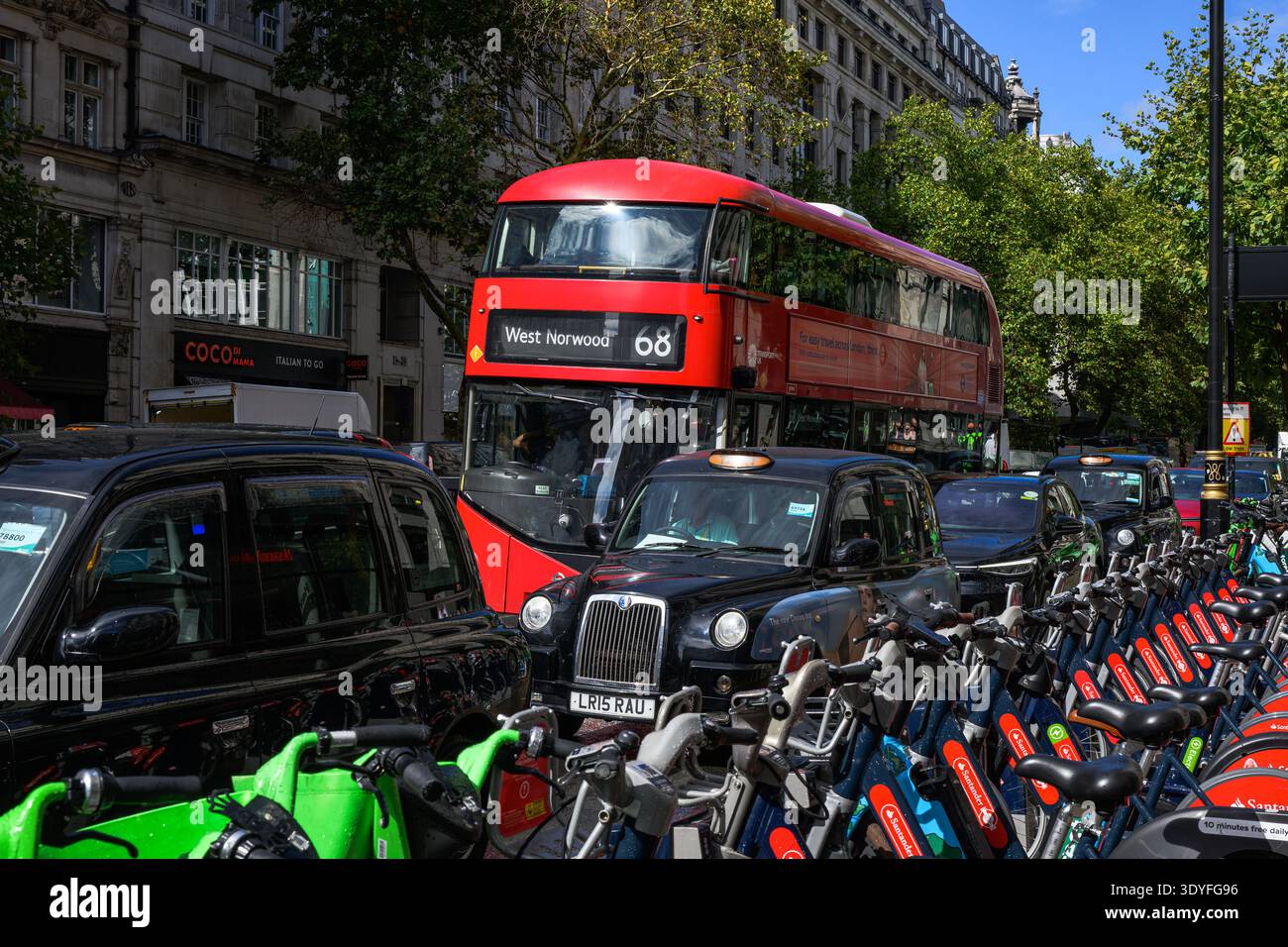 Londres, Royaume-Uni - 10 septembre 2025 ; alternatives de transport en bus, vélo électrique et taxi dans le centre de Londres Banque D'Images