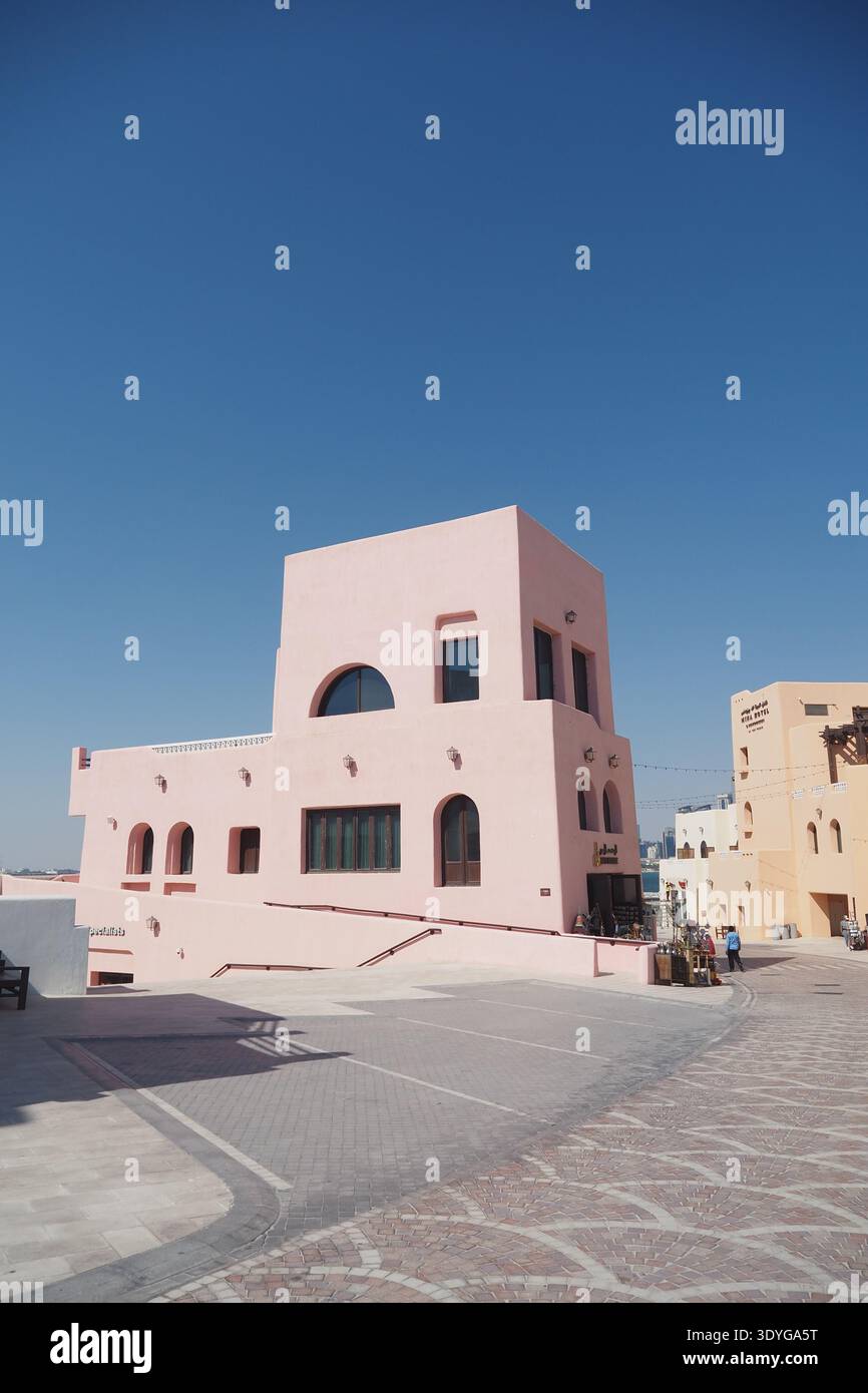 Qatar Doha 2 février 2025, architecture colorée dans une ville désertique du district de mina Banque D'Images