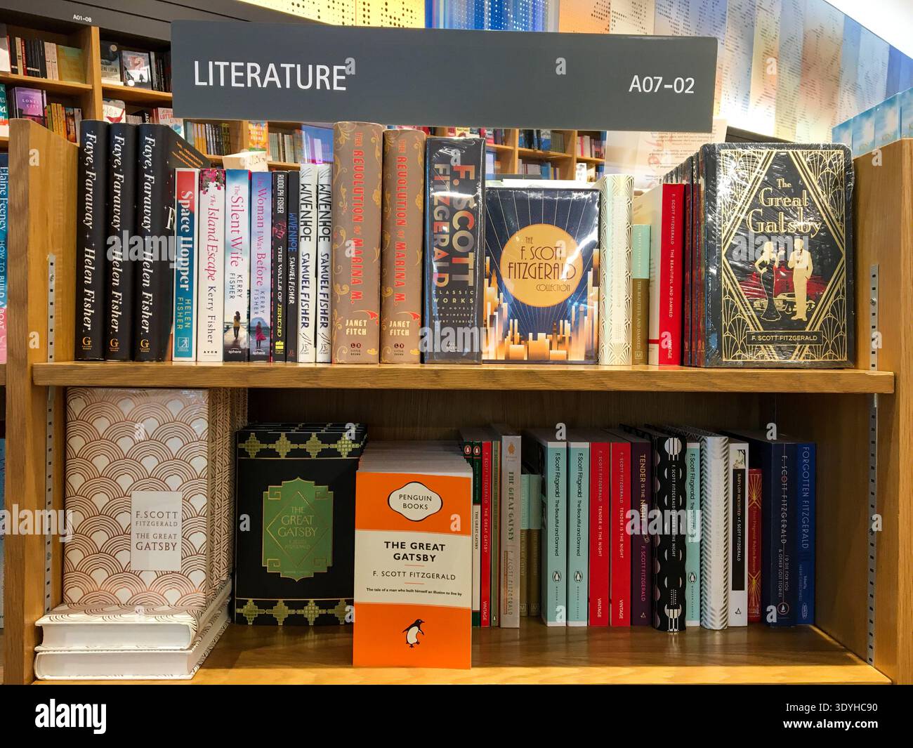 Section de littérature dans une librairie moderne avec signalisation du sujet. Banque D'Images