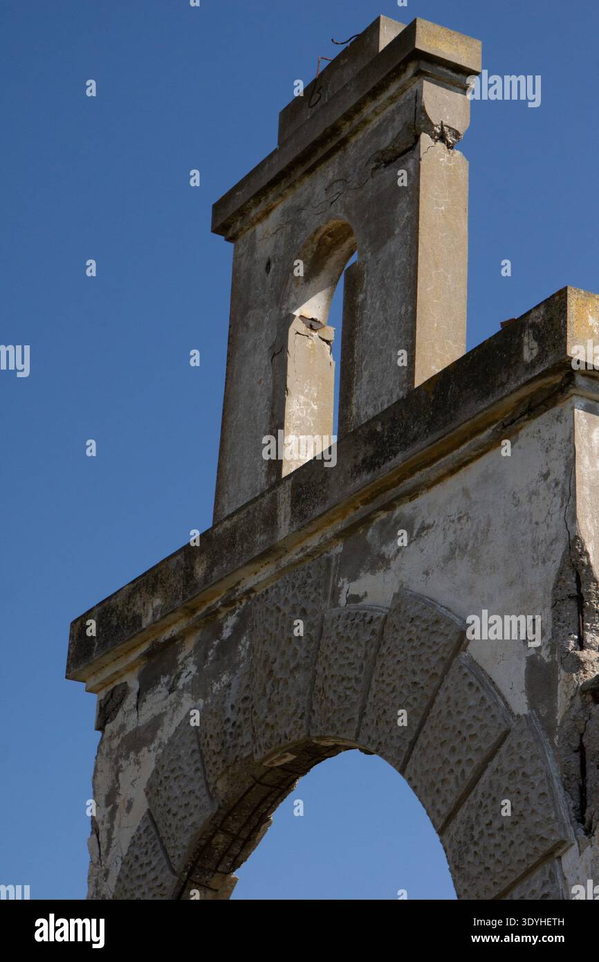Ruines du bâtiment historique de l'usine de soie italienne à Rhodes, en Grèce, montrant une voûte en pierre altérée et une architecture détériorée dans un ciel bleu. Banque D'Images