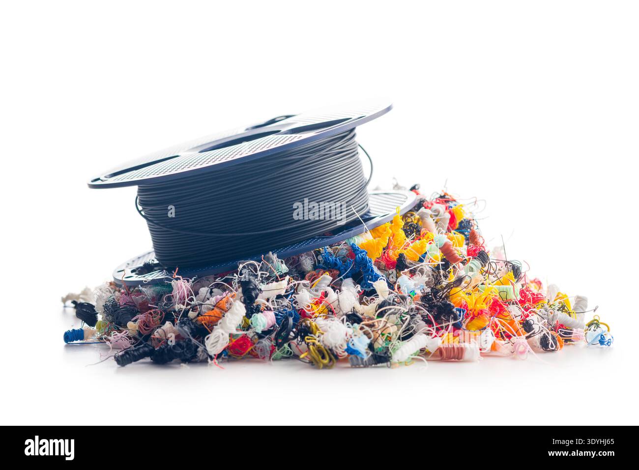 Déchets d'imprimante 3D et bobine de filament. Filament plastique caca isolé sur fond blanc. Banque D'Images