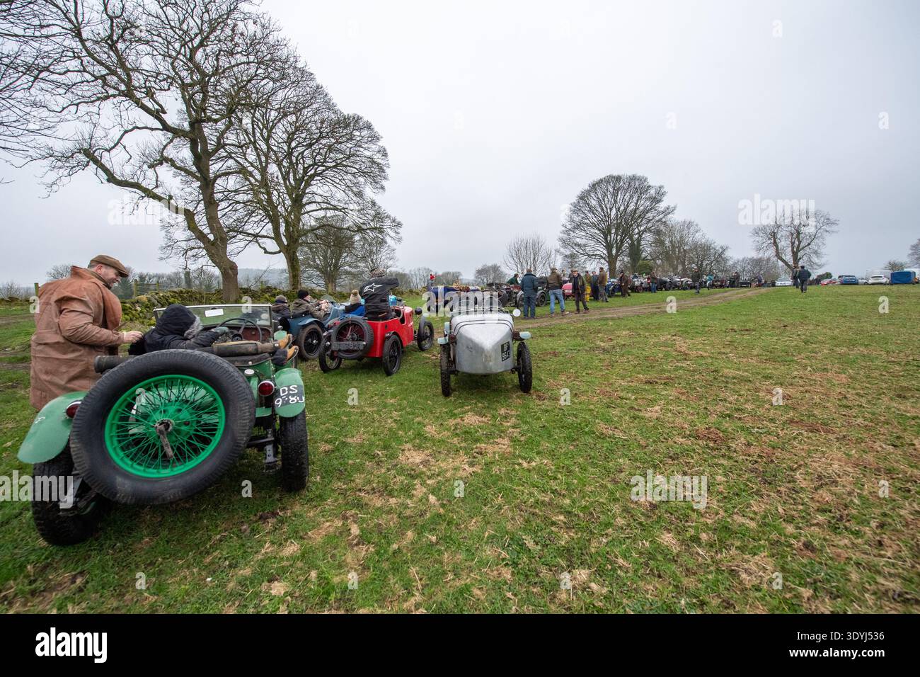 Les membres du Vintage Sports car Club (C.S.C.) qui participent aux essais annuels de John Harris Hill pour les voitures fabriquées avant W.W.2. Banque D'Images