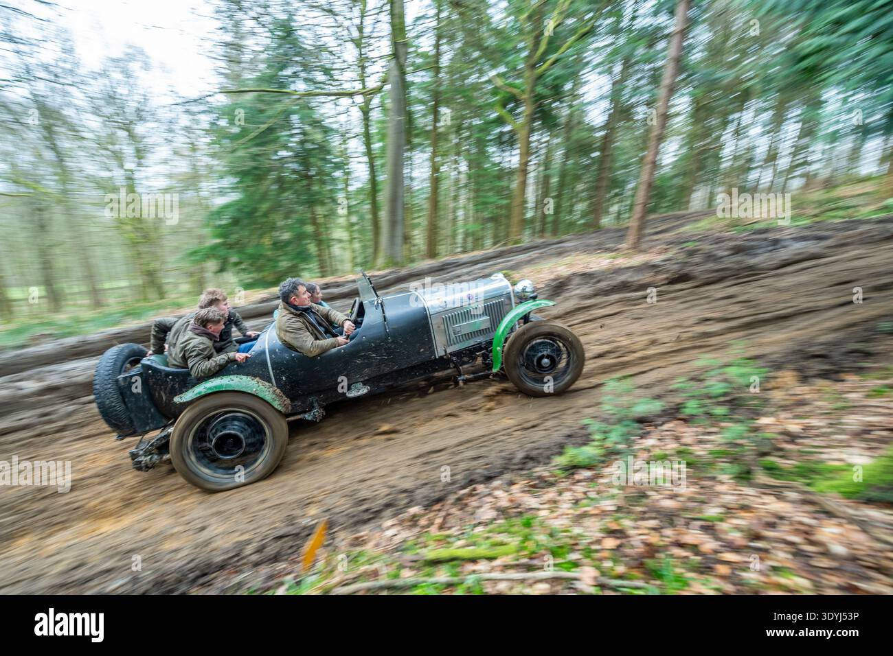 Les membres du Vintage Sports car Club (C.S.C.) qui participent aux essais annuels de John Harris Hill pour les voitures fabriquées avant W.W.2. Banque D'Images