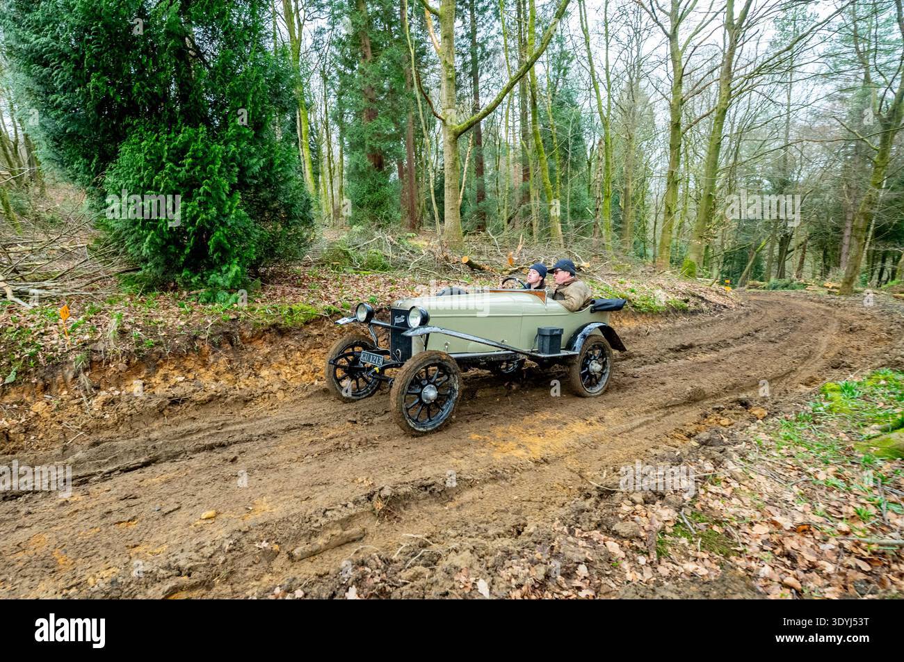 Les membres du Vintage Sports car Club (C.S.C.) qui participent aux essais annuels de John Harris Hill pour les voitures fabriquées avant W.W.2. Banque D'Images