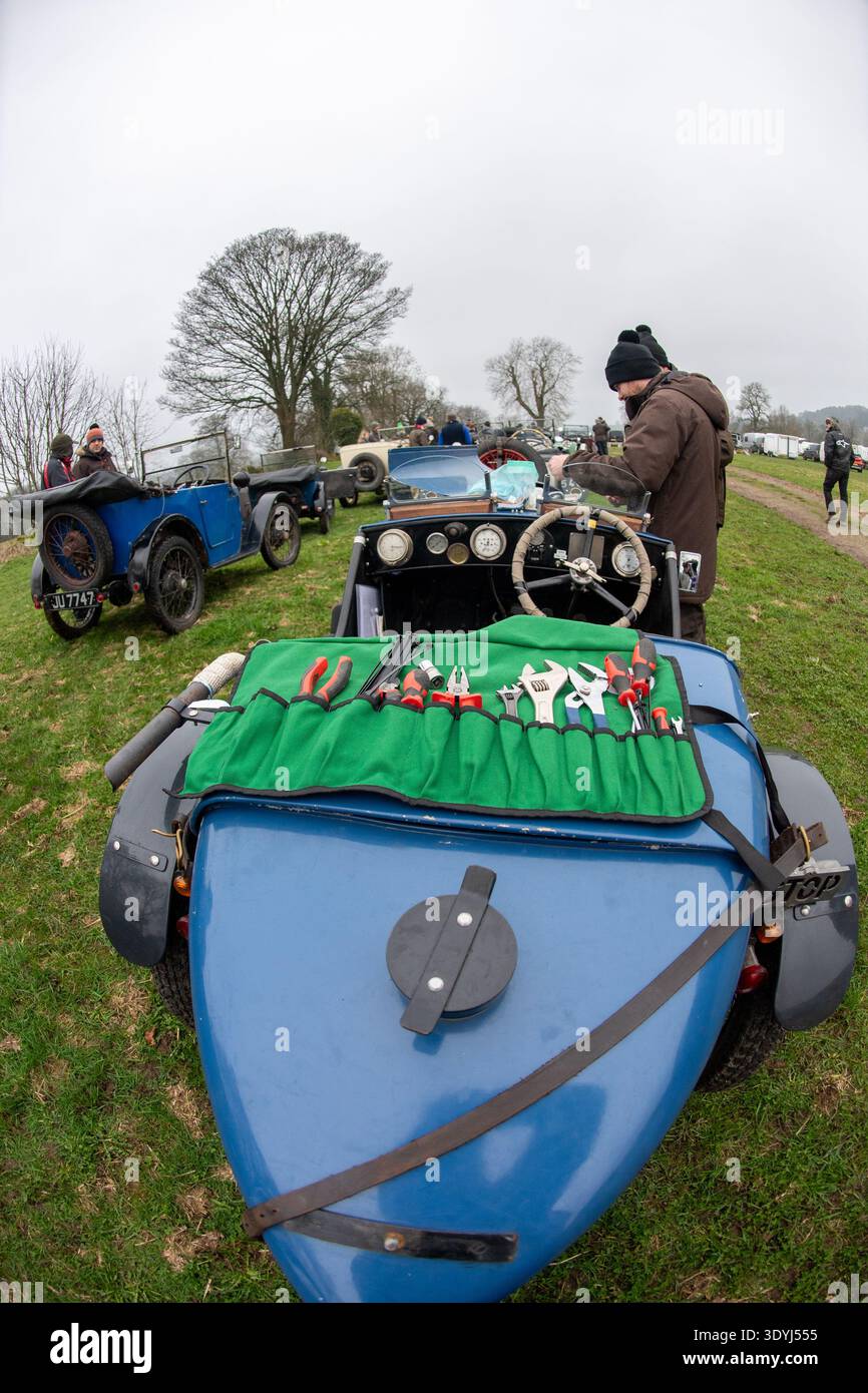 Les membres du Vintage Sports car Club (C.S.C.) qui participent aux essais annuels de John Harris Hill pour les voitures fabriquées avant W.W.2. Banque D'Images