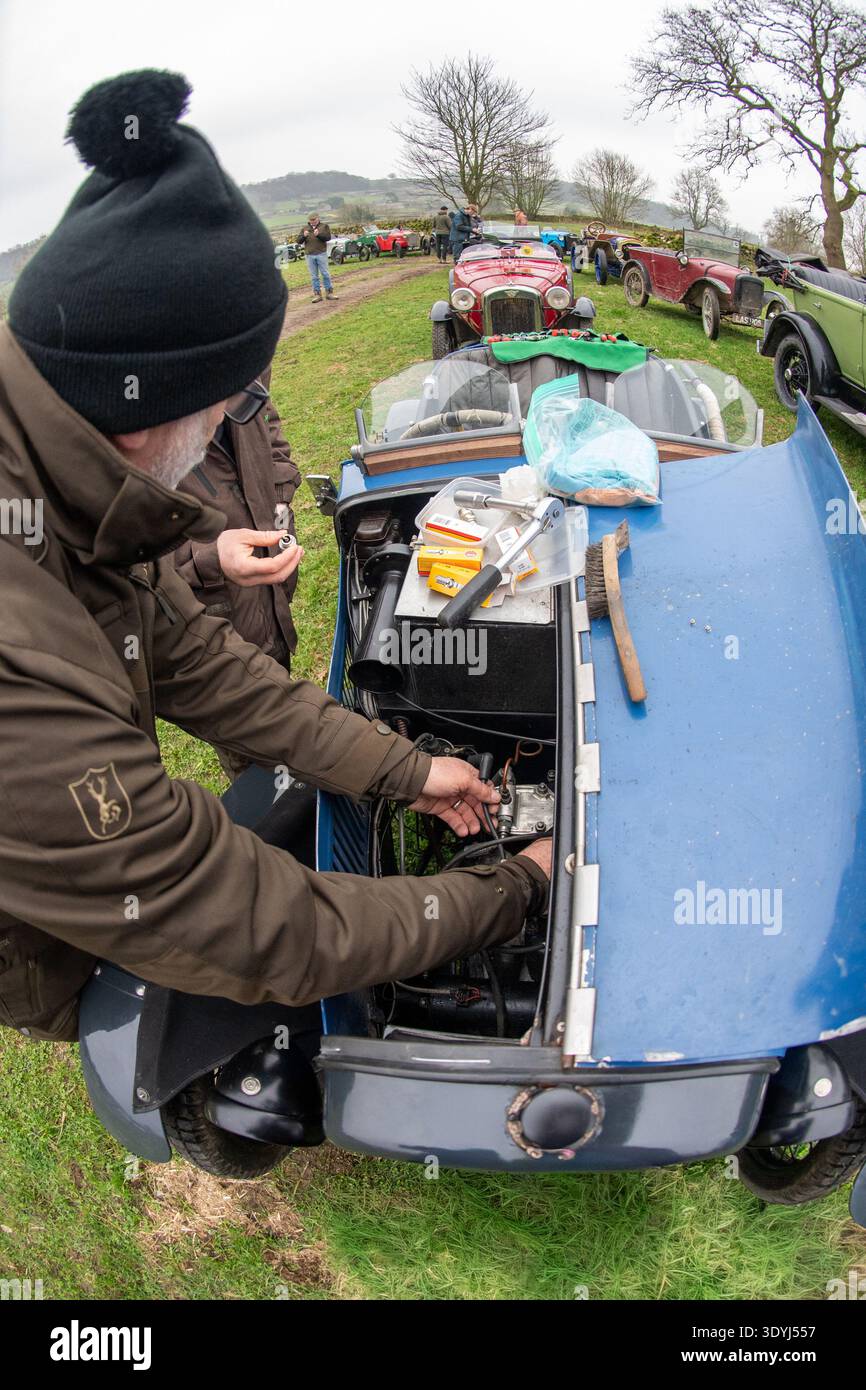 Les membres du Vintage Sports car Club (C.S.C.) qui participent aux essais annuels de John Harris Hill pour les voitures fabriquées avant W.W.2. Banque D'Images