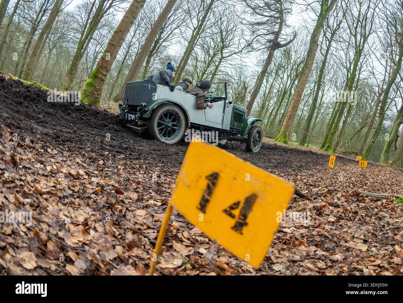 Les membres du Vintage Sports car Club (C.S.C.) qui participent aux essais annuels de John Harris Hill pour les voitures fabriquées avant W.W.2. Banque D'Images