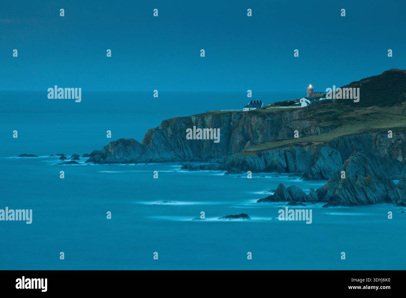 Phare de Bull point sur la côte accidentée du nord du Devon près de Mortehoe, Angleterre, Royaume-Uni au crépuscule. Banque D'Images
