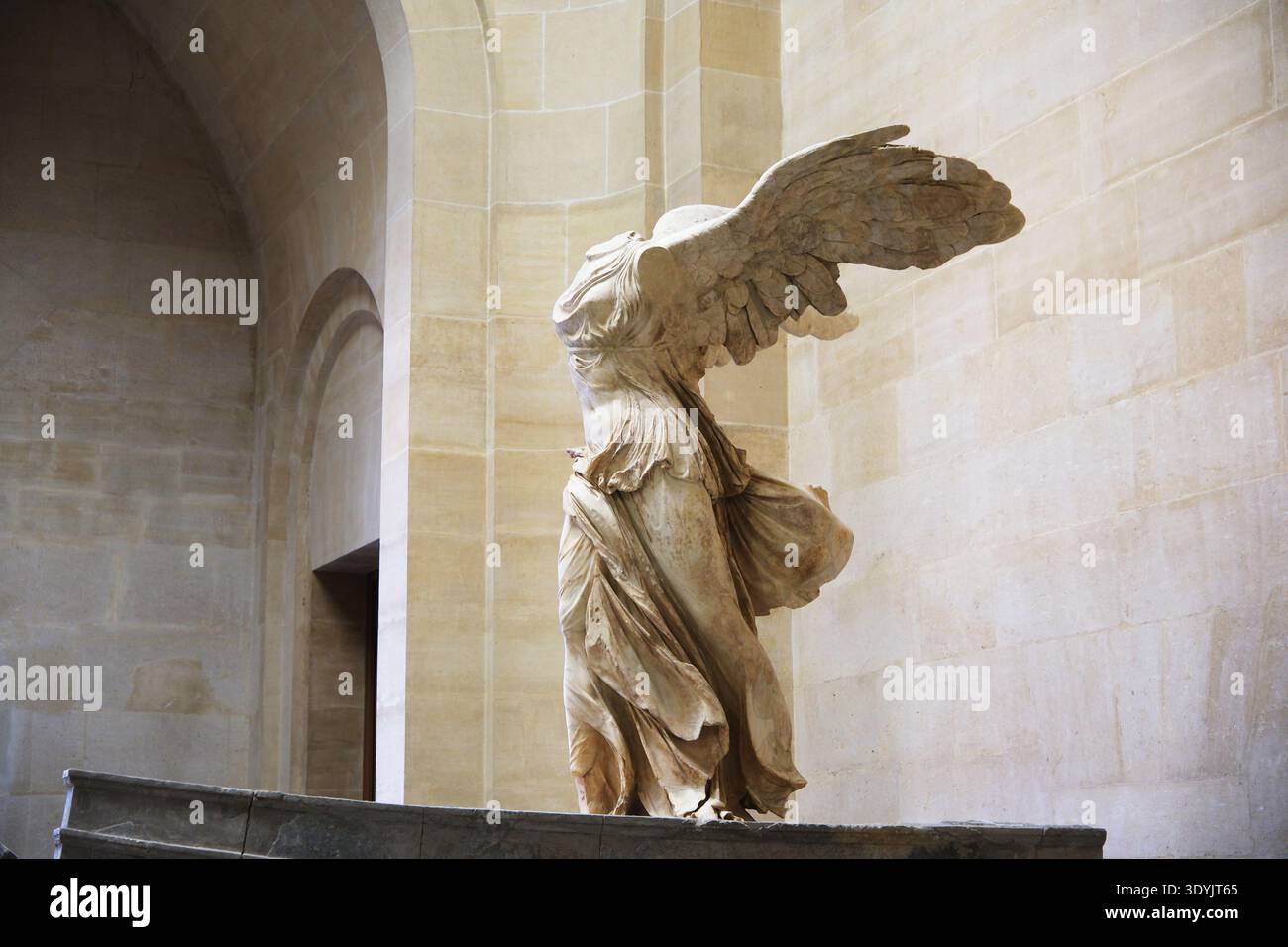 Paris, France-Oct.4th 2025 : vue latérale basse de la victoire ailée de Samothrace au Louvre Banque D'Images