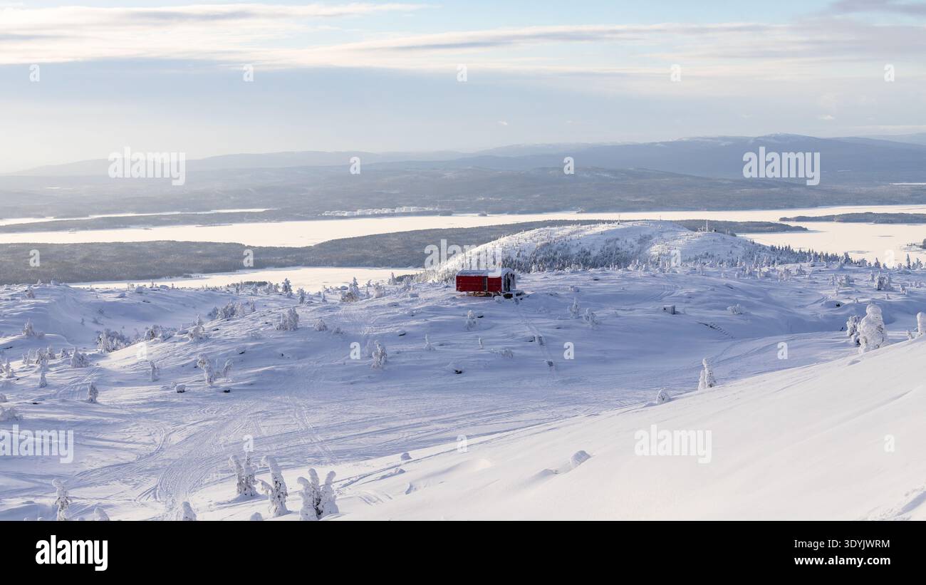 Voyage à Murmansk Oblast de Russie en saison winer - vue aérienne de la colline enneigée avec mobile House polaire résidentiel balok, remorque isolée sur coureur Banque D'Images