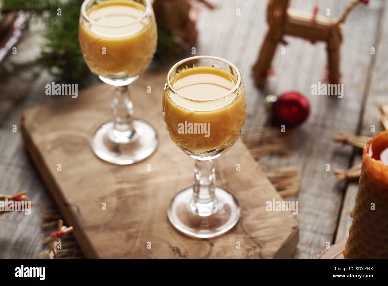 Deux verres d'Eiercognac avec des ornements de Noël Banque D'Images