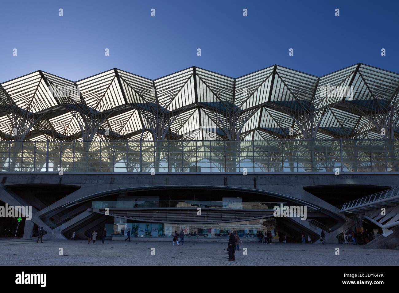 Gare do Oriente structure de toit de la gare conçue par Santiago Calatrava, Lisbonne, Portugal. Monument d'architecture moderne. Banque D'Images
