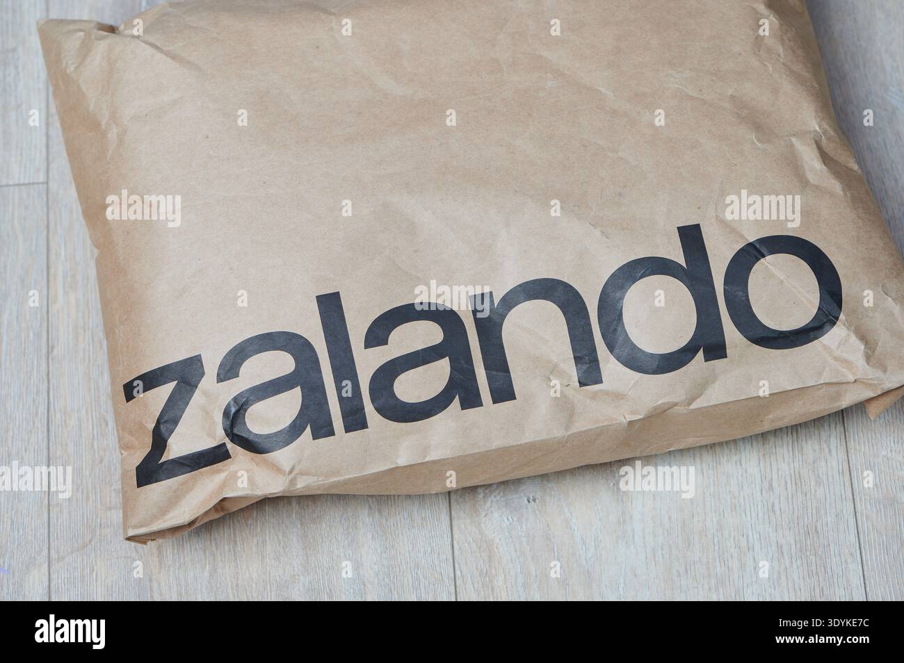 Mainz, Allemagne - 04 mars 2026 : paquet Zalando sur fond de bois Banque D'Images