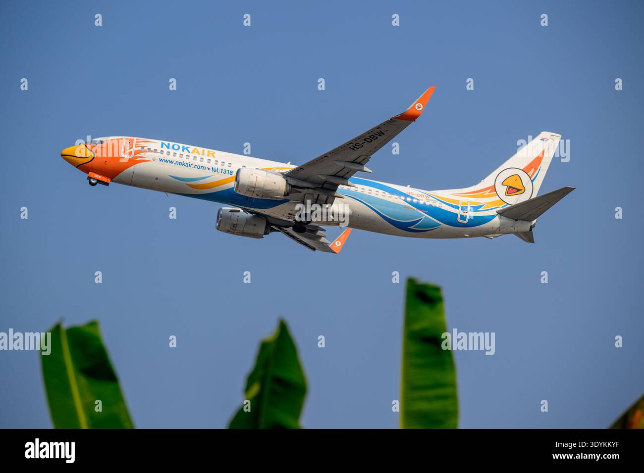 Boeing 737-800 de Nok Air, départ sur la piste 36 de l'aéroport international de Chiang mai, Thaïlande Banque D'Images