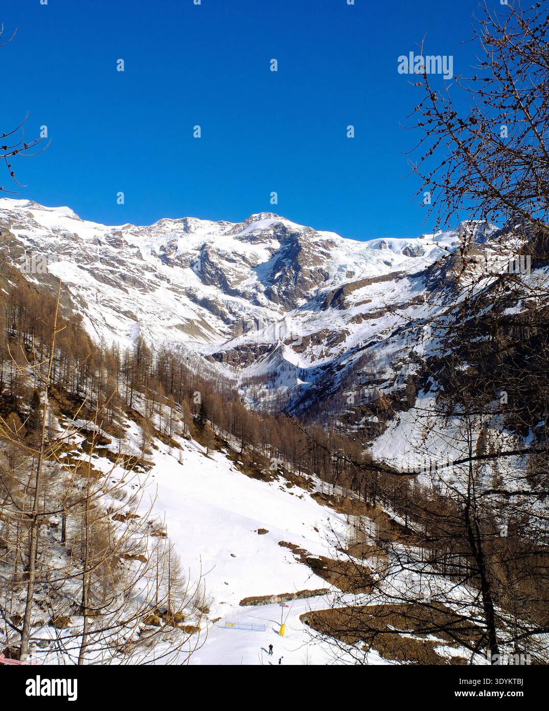 Alagna pistes de ski et pistes - station près de Monte Rosa à Aoste, Alpes italiennes. Banque D'Images