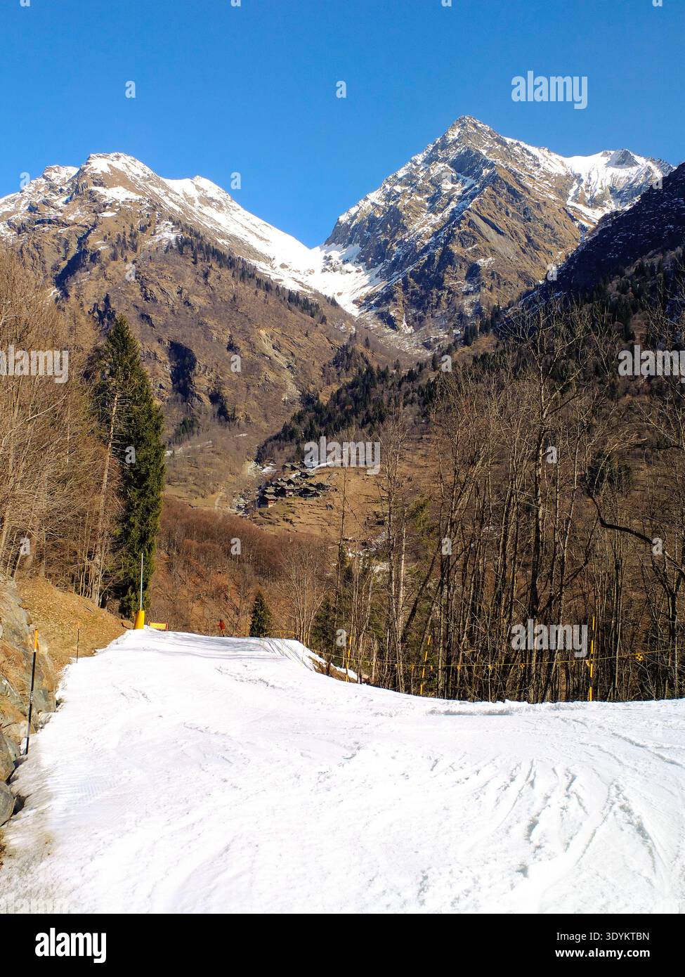 Alagna pistes de ski et pistes - station près de Monte Rosa à Aoste, Alpes italiennes. Banque D'Images