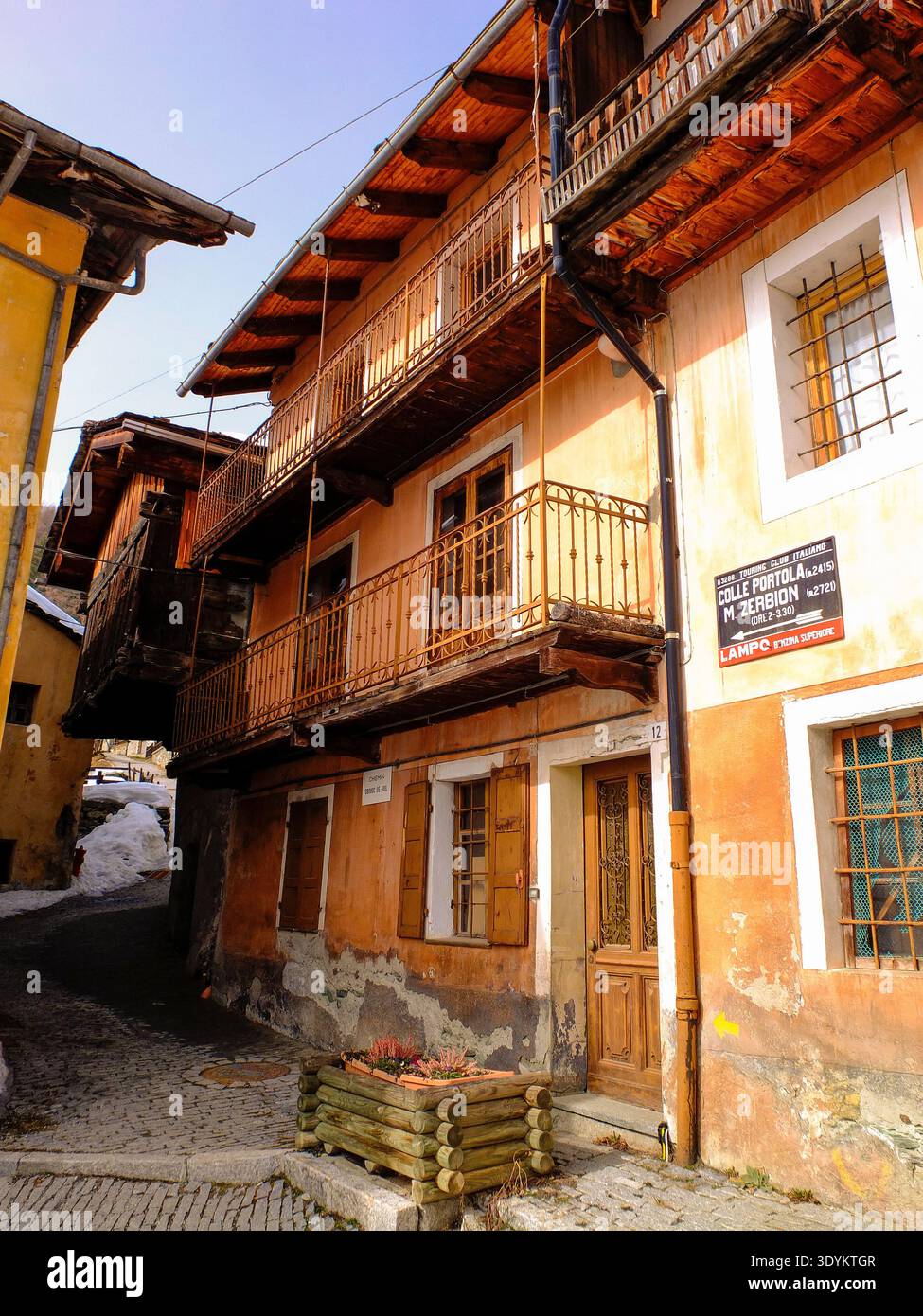 Antagnod, ancien village italien près de Champoluc et Monte Rosa dans les Alpes italiennes. Banque D'Images