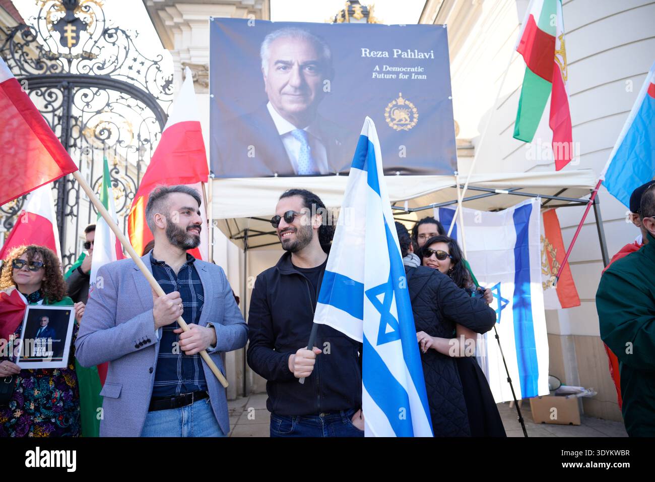 Les gens participent à un rassemblement pro-monarchique iranien à Varsovie, en Pologne, le 7 mars 2026. Banque D'Images