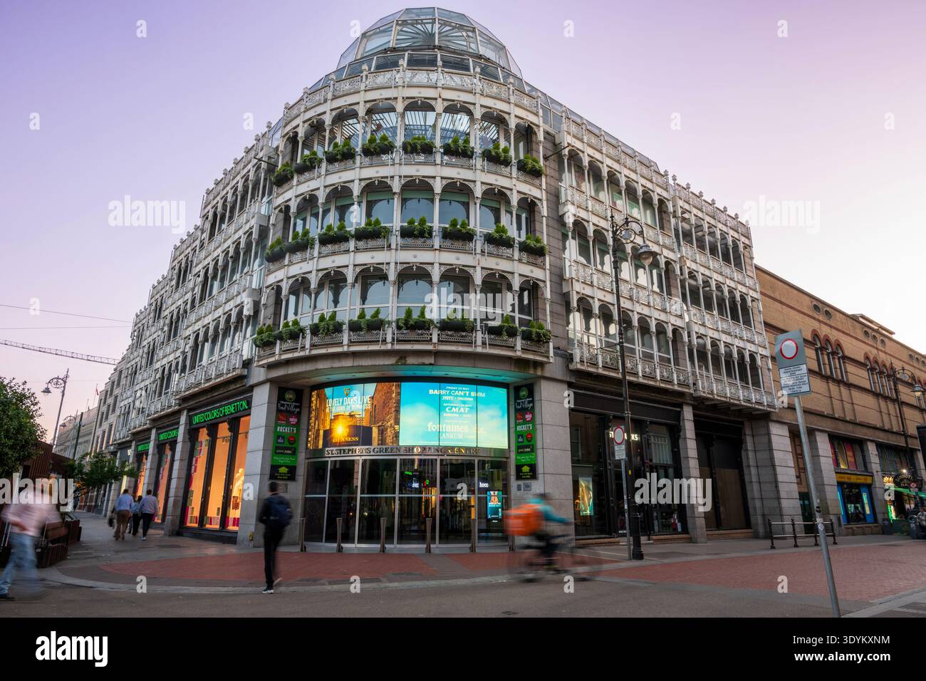 La rue en face du centre commercial Stephen's Green est calme après les heures d'ouverture. L'utilisation de verre et de travail de fer blanc orné sur l'extérieur a Banque D'Images