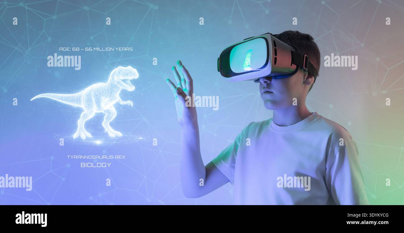 Garçon portant un casque de réalité virtuelle interagissant avec un dinosaure holographique représentant l'éducation immersive, l'apprentissage de la science numérique et e préhistorique Banque D'Images