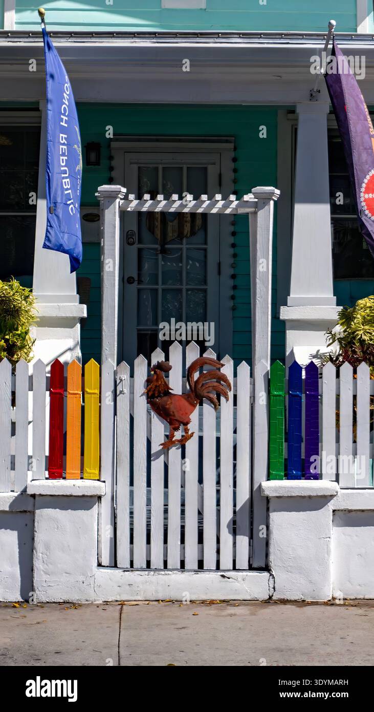 Bienvenue colorée de Key West : une vue verticale détaillée de l'icône Picket Gate et Rooster Banque D'Images